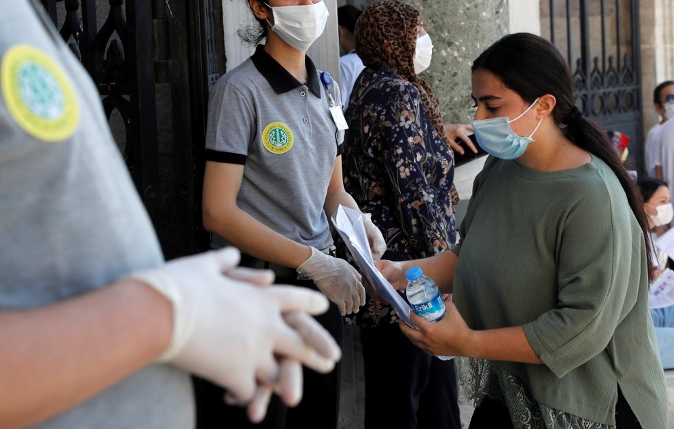 Koronavirus v Turecku: Před univerzitou stojí policisté a kontrolují každého příchozího studenta