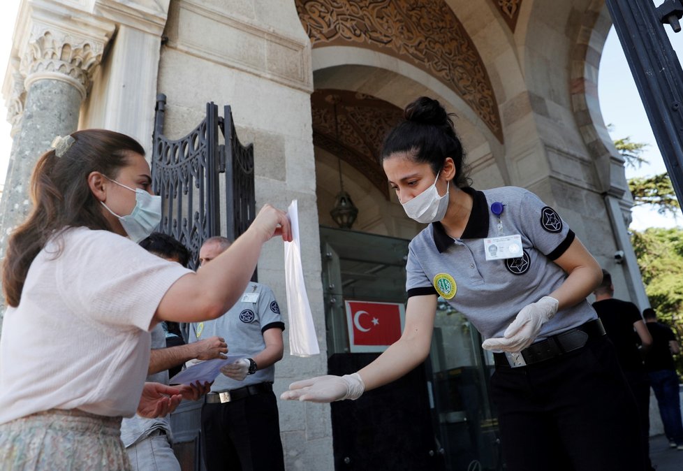 Koronavirus v Turecku: Před univerzitou stojí policisté a kontrolují každého příchozího studenta.