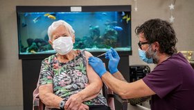 Pražský magistrát hodlá zřídit mobilní týmy, které by očkovaly staré lidi v domovech pro seniory. (ilustrační foto)