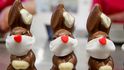 Ve Švýcarsku oblékli roušky i čokoládovým velikonočním zajícům. (25.3.2020)