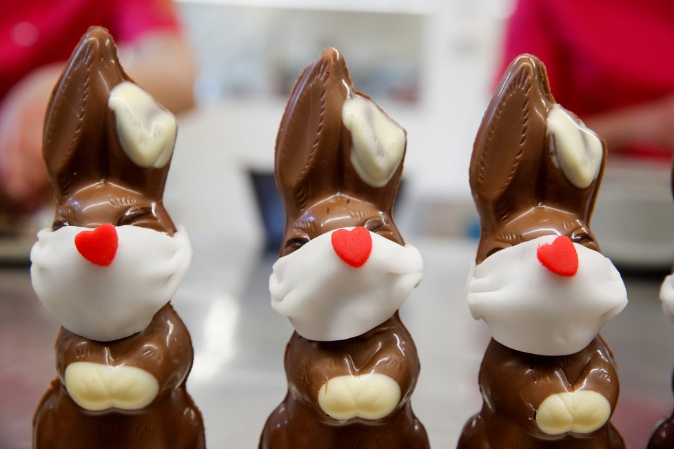 Ve Švýcarsku oblékli roušky i čokoládovým velikonočním zajícům. (25.3.2020)