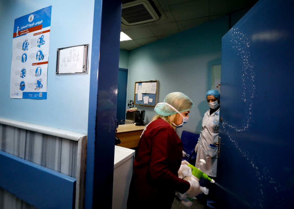 Během pandemie koronaviru platí přísná bezpečnostní a karanténní opatření po celém světě. Dezinfekce syrské nemocnice, (19.03.2020).