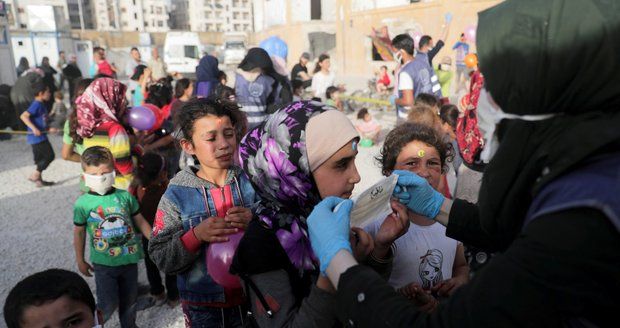 Doktor pomáhající uprchlíkům onemocněl koronavirem. Hrozí katastrofa, varují ve zbídačené Sýrii