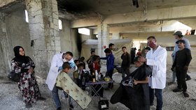 Experti se obávají rozšíření koronaviru do syrských uprchlických táborů.