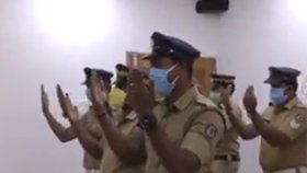 Indičtí policisté předvedli koronavirový tanec.