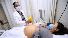 Těhotenství a porod v době koronaviru.