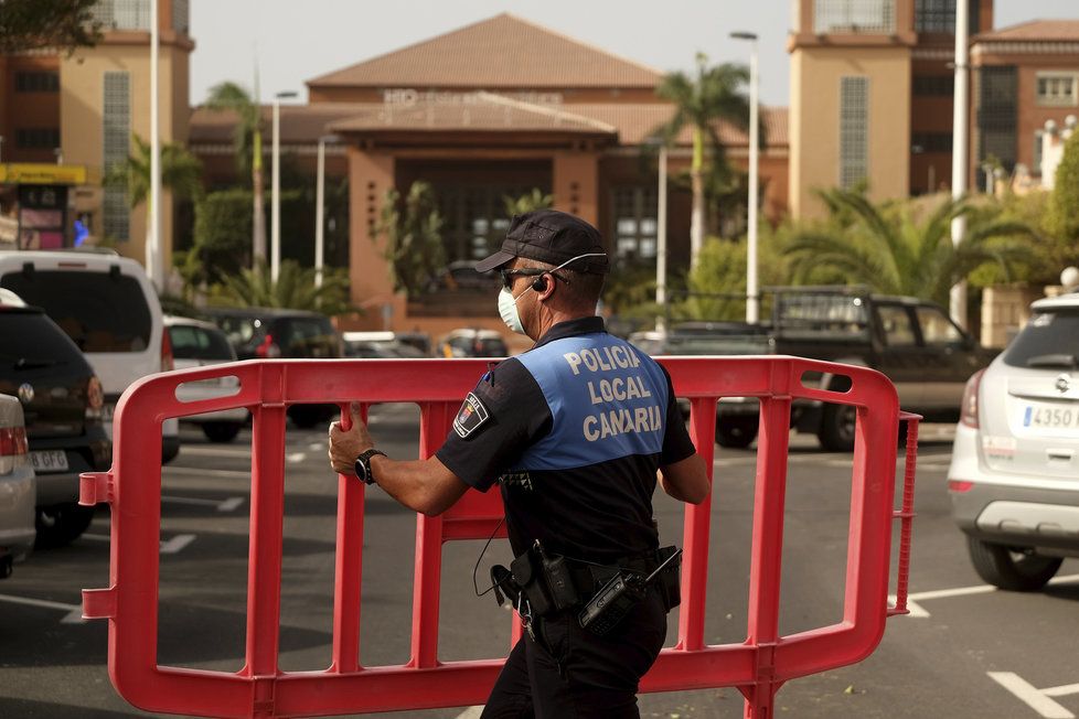 Situace před hotelem H10 Costa Adeje Palace, jehož hosté včetně 6 Čechů skončili v karanténě kvůli koronaviru.