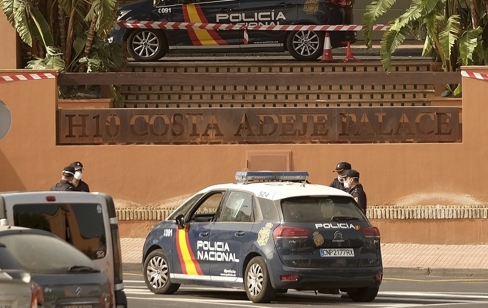 Situace před hotelem H10 Costa Adeje Palace, jehož hosté včetně 6 Čechů skončili v karanténě kvůli koronaviru.