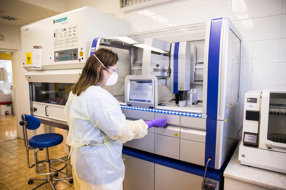 Laborantka provádějící test na nový koronavirus v pražské nemocnici v Motole