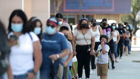 Testování školáků v Los Angeles na koronavirus