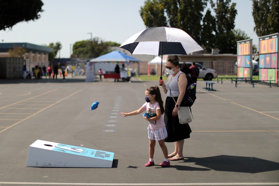 Testování školáků v Los Angeles na koronavirus Testování školáků v Los Angeles na koronavirus