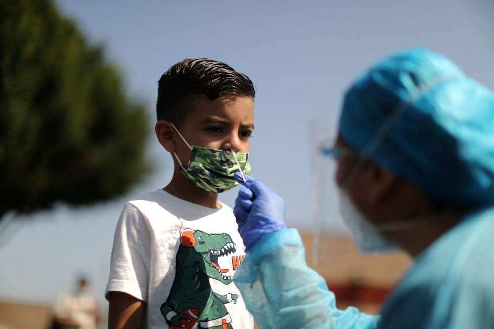 Testování školáků v Los Angeles na koronavirus Testování školáků v Los Angeles na koronavirus