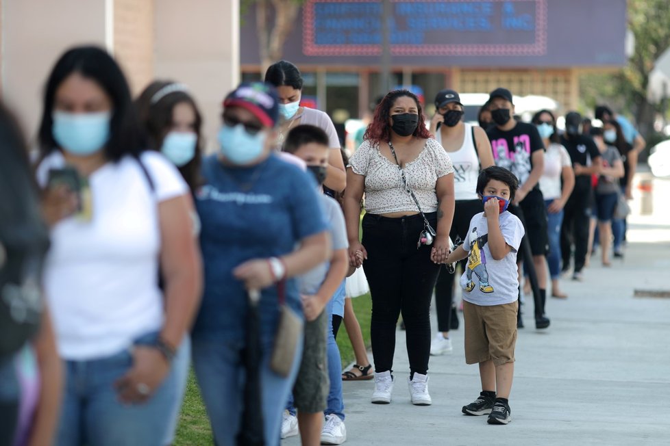 Testování školáků v Los Angeles na koronavirus