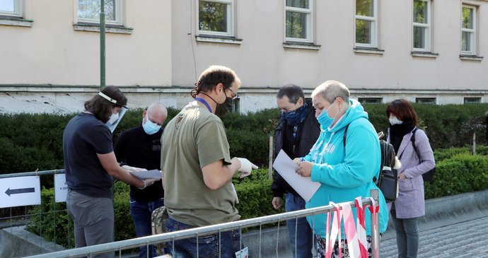 Dobrovolné testování na covid-19 v Zítkových sadech v Praze. (23.4.2020)