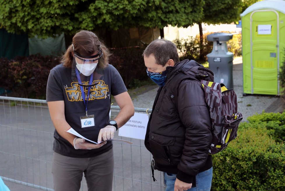 Dobrovolné testování na covid-19 v Zítkových sadech v Praze. (23. 4. 2020)