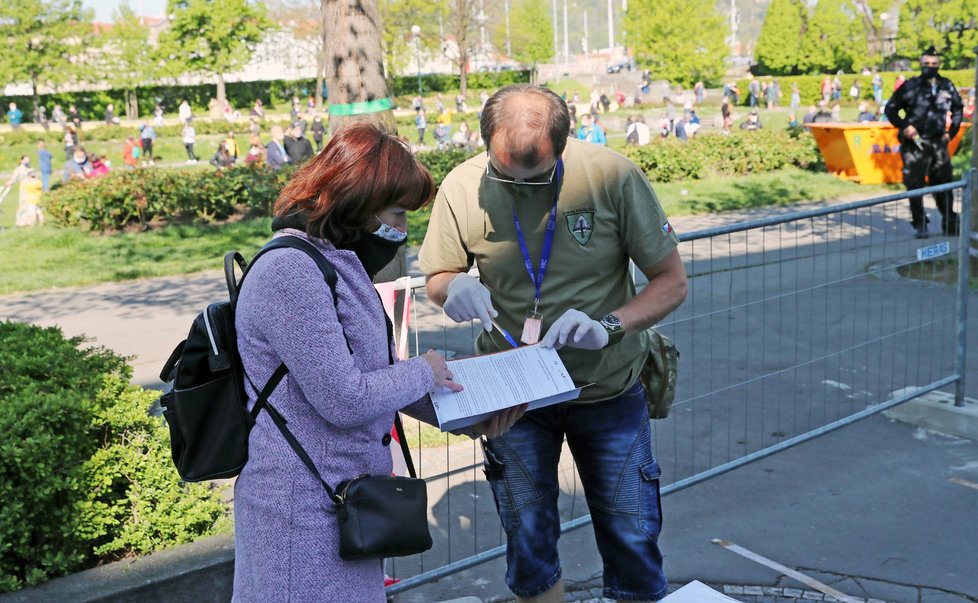 Dobrovolné testování na covid-19 v Praze. (23. 4. 2020)