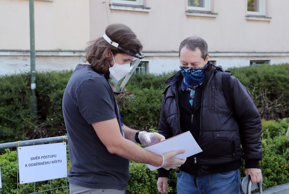 Dobrovolné testování na covid-19 v Zítkových sadech v Praze. (23. 4. 2020)