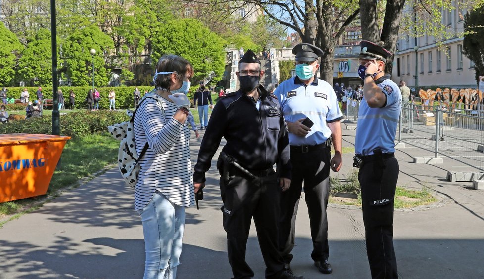 Dobrovolné testování na covid-19 v Zítkových sadech v Praze. (23.4.2020)