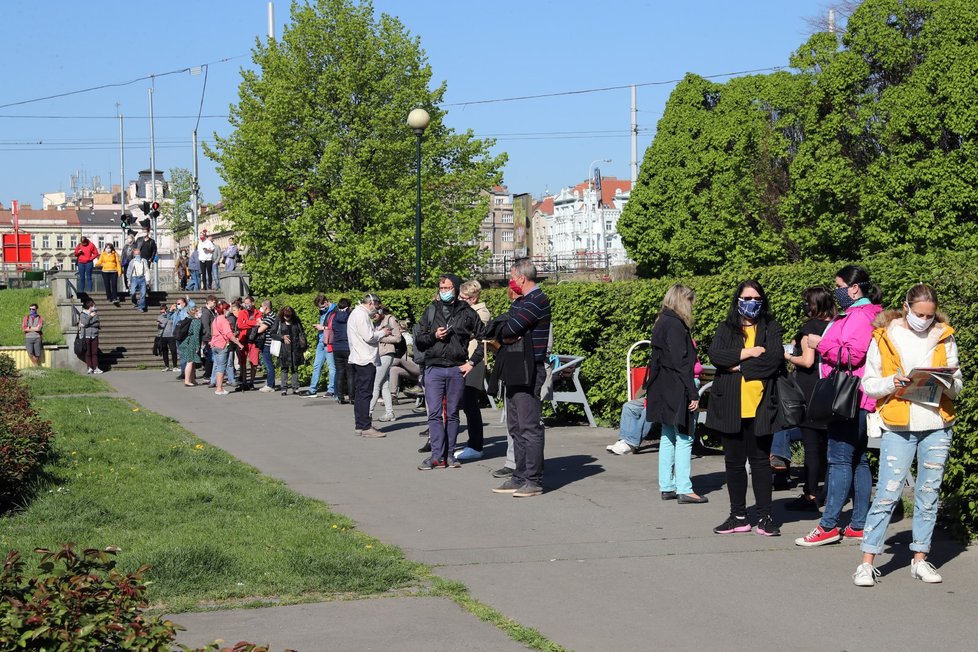 Dobrovolné testování na covid-19 v Zítkových sadech v Praze (23.4.2020)