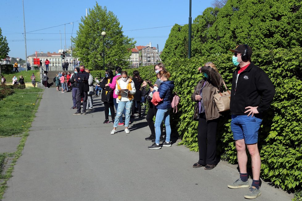 Dobrovolné testování na covid-19 v Zítkových sadech v Praze (23. 4. 2020)