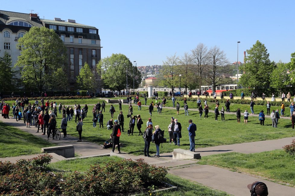 Dobrovolné testování na covid-19 v Zítkových sadech v Praze (23.4.2020)