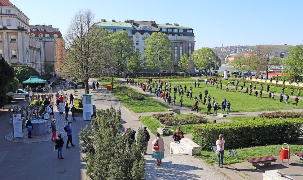 Dobrovolné testování na covid-19 v Zítkových sadech v Praze (23. 4. 2020)