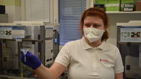 Pracovnice laboratoří Agellab Barbora Macúchová.