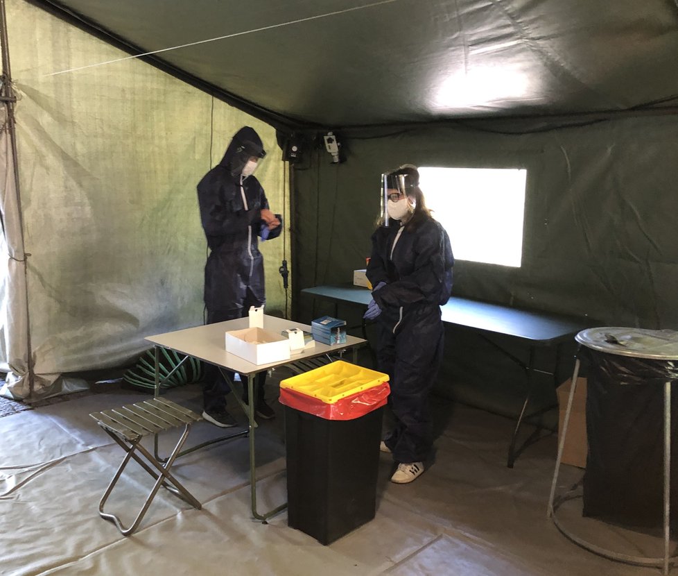 V Praze začalo testování na koronavirus. Zájemci museli čekat několik hodin, na řadu z nich se ten den vůbec nedostalo.