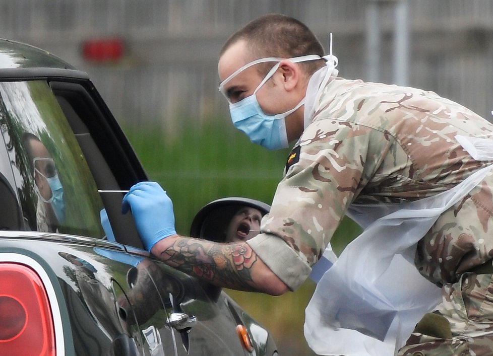 Testy na koronavirus v Londýně (18. 4. 2020)