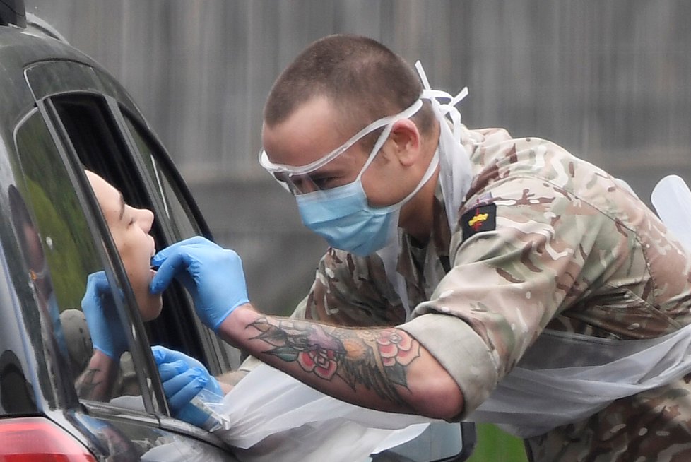 Testy na koronavirus v Londýně (18. 4. 2020)