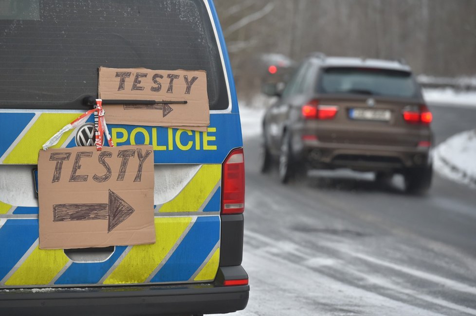 Na hraničním přechodu v Pomezí nad Ohří začalo v pondělí 25. ledna fungovat drive-in testovací místo pro pendlery, kteří musí při cestě do Bavorska absolvovat povinné testy na koronavirus.