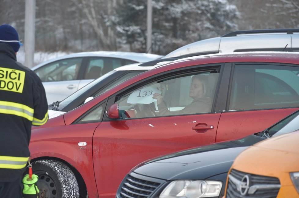 Na hraničním přechodu v Pomezí nad Ohří začalo v pondělí 25. ledna fungovat drive-in testovací místo pro pendlery, kteří musí při cestě do Bavorska absolvovat povinné testy na koronavirus.