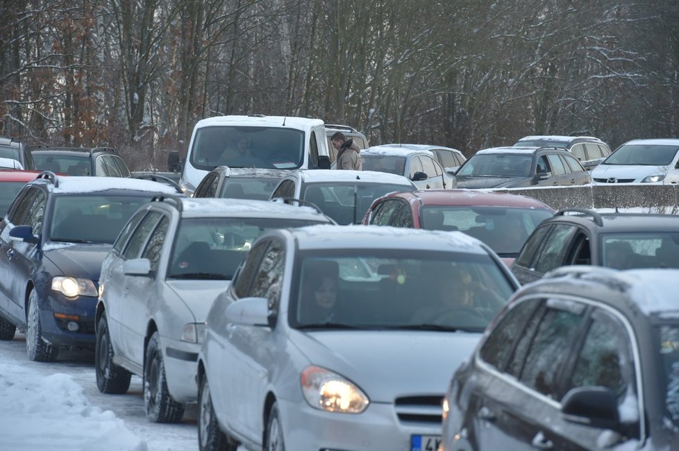 Na hraničních přechodech do Bavorska se tvoří dlouhé kolony aut. Pendleři totiž musí mít při vstupu na německou stranu negativní testy na koronavirus.