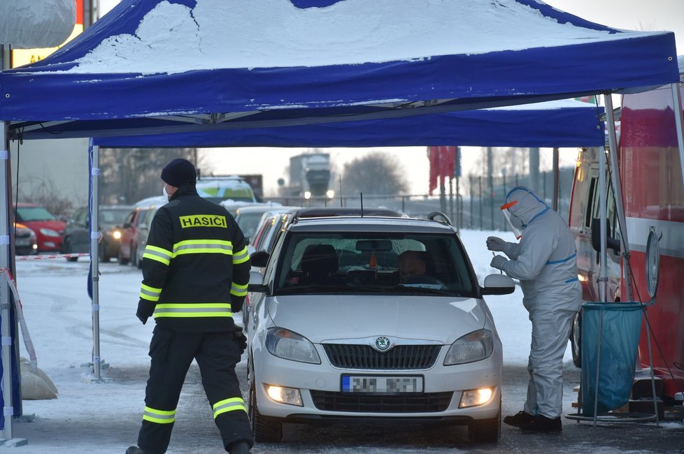 Na hraničním přechodu v Pomezí nad Ohří začalo v pondělí 25. ledna fungovat drive-in testovací místo pro pendlery, kteří musí při cestě do Bavorska absolvovat povinné testy na koronavirus.