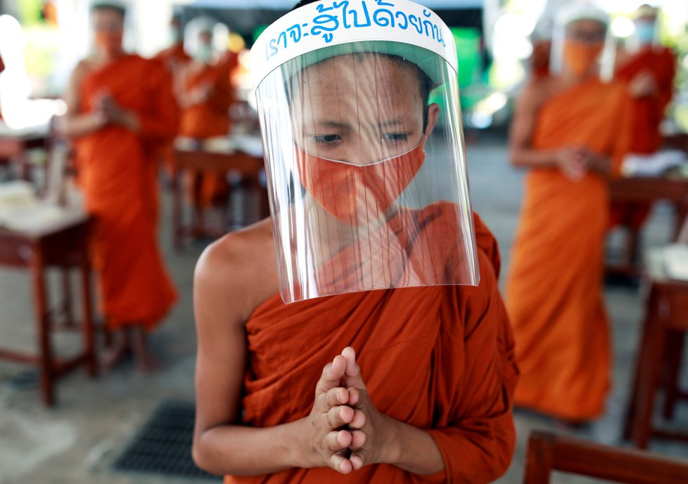 Buddhištičtí novicové v Thajsku studují v rouškách a štítech, (22.04.2020)