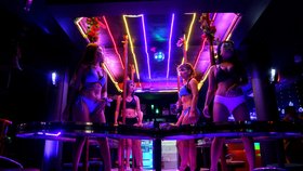 Thajsko povolilo otevření nočních klubů. Tanečnice oblékly prádlo a obličejové štíty (9. 7. 2020)