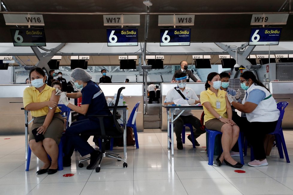 Očkování proti koronaviru na letišti v Bangkoku.