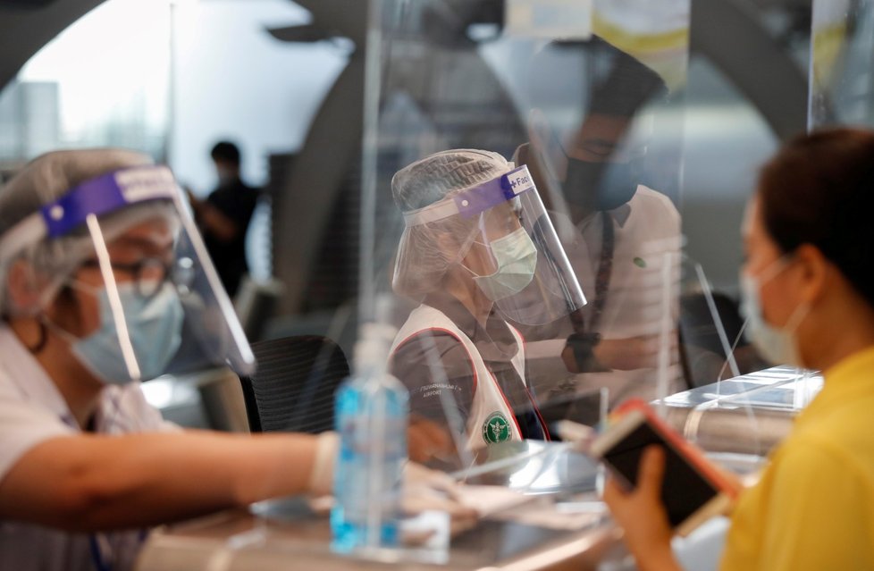 Očkování proti koronaviru na letišti v Bangkoku