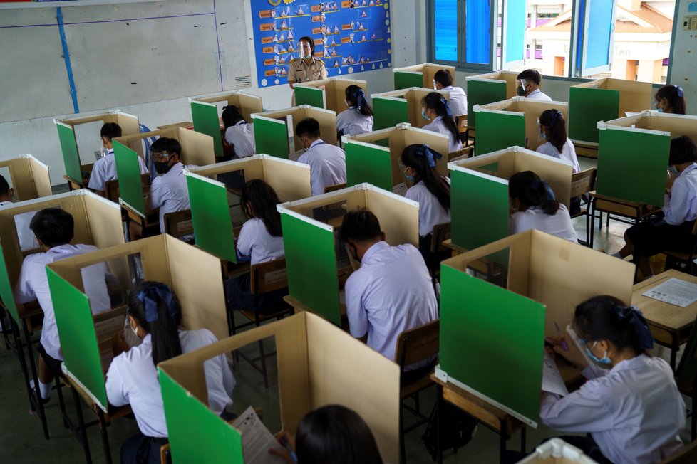Děti v Thajsku se vrátily do škol, musí dodržovat řadu opatření, (1. 7. 2020).