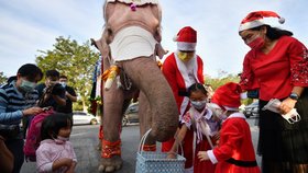 Santa do Thajska dorazil na slonech, místo hraček a sladkostí rozdával roušky