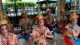 Ochranný štít se stal povinnou součástí kroje thajských tanečnic.