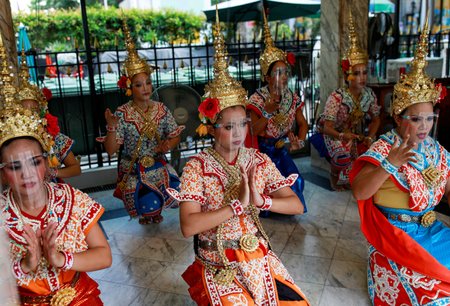 Ochranný štít se stal povinnou součástí kroje thajských tanečnic.