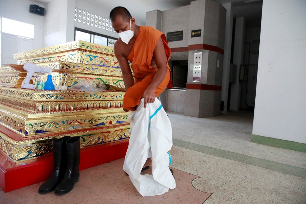 Kremace obětí koronaviru v Bangkoku