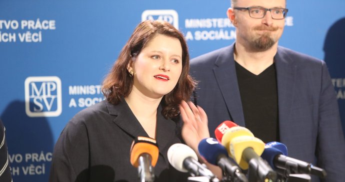 Tisková konference šéfky Ministerstva práce a sociálních věcí Jany Maláčové (ČSSD) kvůli příspěvkům, které by stát mohl poskytnout postiženým dopady opatření proti šíření koronaviru (11. 3. 2020)