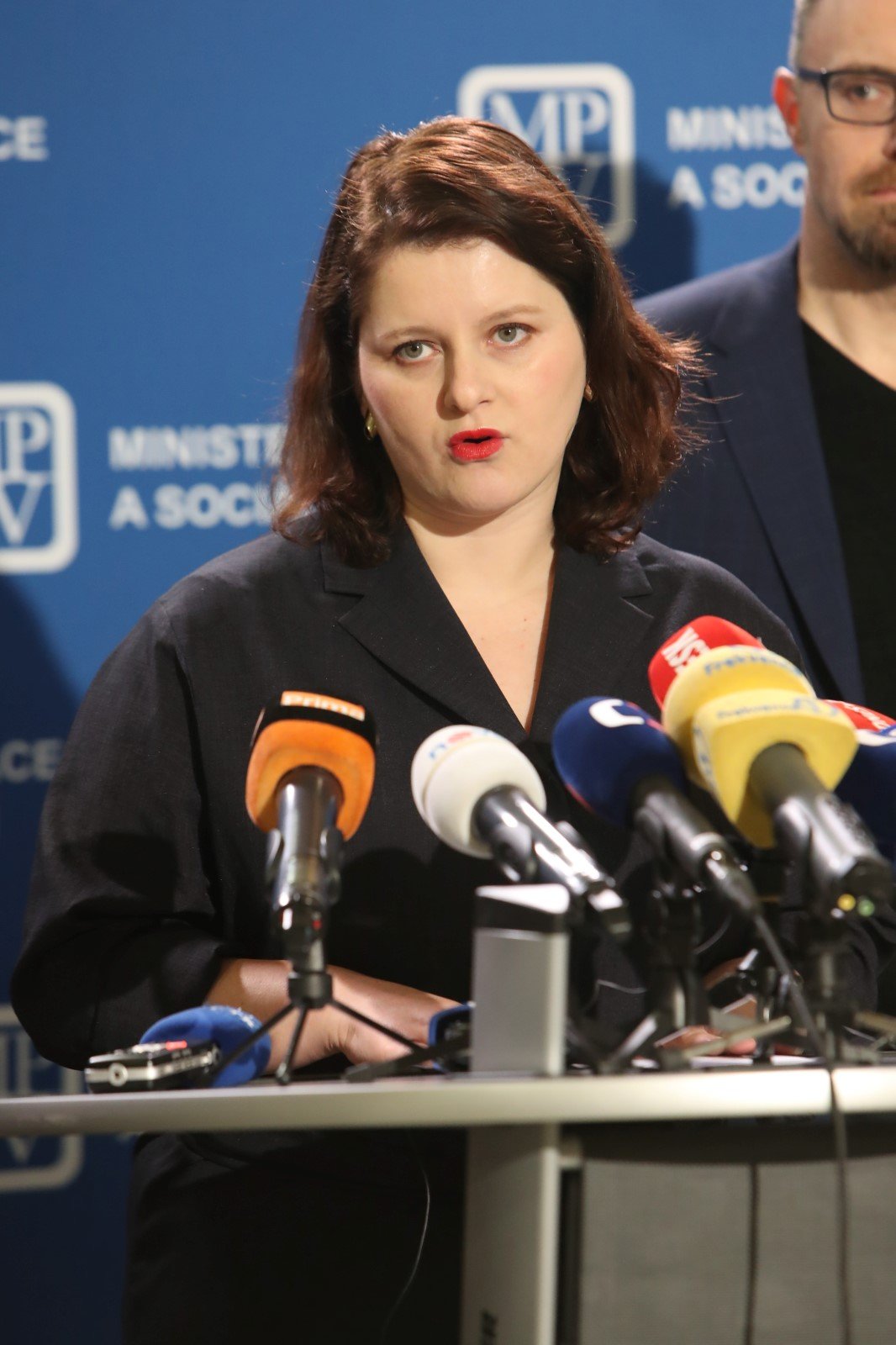 Tisková konference šéfky Ministerstva práce a sociálních věcí Jany Maláčové (ČSSD) kvůli příspěvkům, které by stát mohl poskytnout postiženým dopady opatření proti šíření koronaviru (11. 3. 2020)