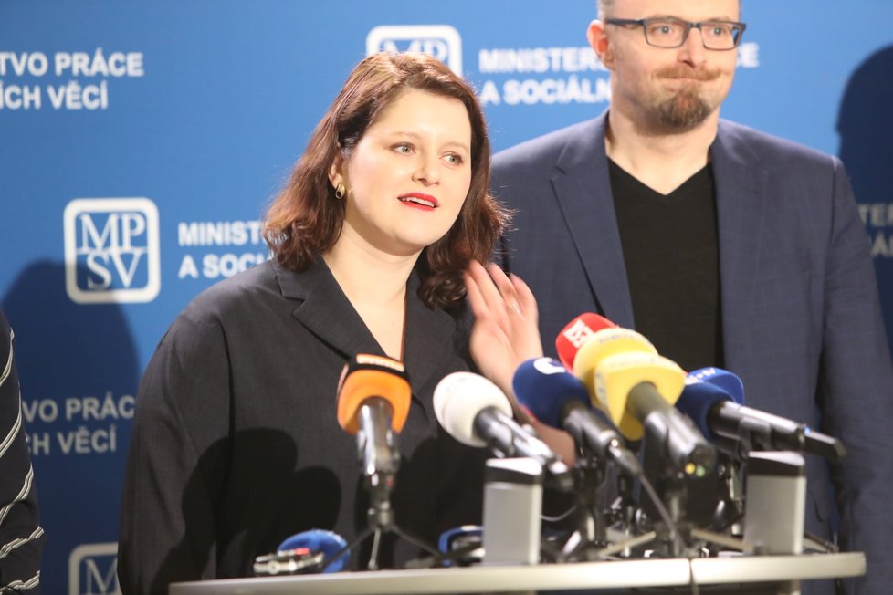 Tisková konference šéfky Ministerstva práce a sociálních věcí Jany Maláčové (ČSSD) kvůli příspěvkům, které by stát mohl poskytnout postiženým dopady opatření proti šíření koronaviru. (11. 3. 2020)