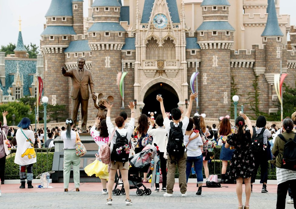 V Tokiu se po čtyřech měsících otevřel Disneyland (1. 7. 2020)