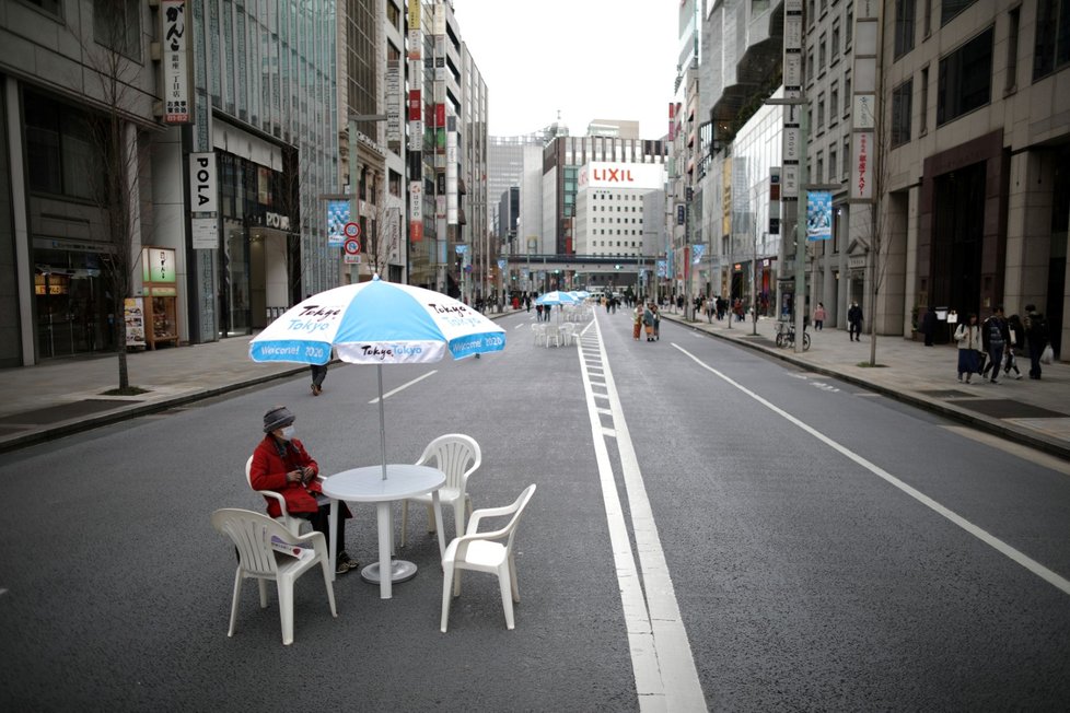 Tokijské ulice se hemží lidmi s rouškami.