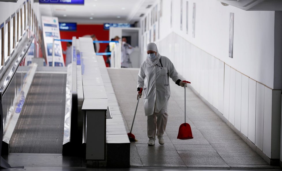 Lidé, co přiletěli na tuniské letiště, se musí podrobit vyšetření na covid-19. (29.2.2020)