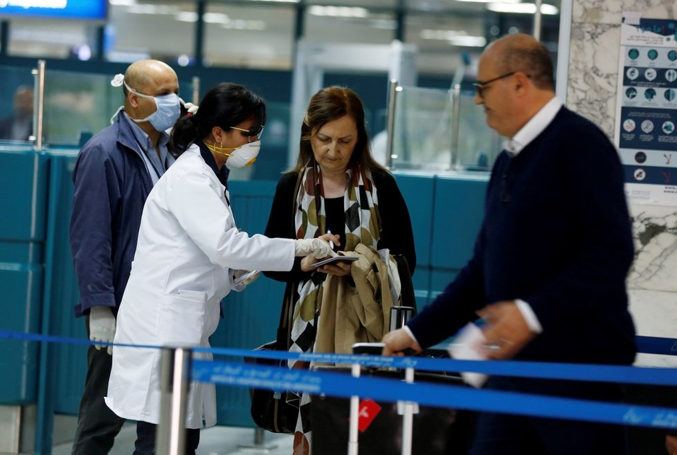 Lidé, co přiletěli na tuniské letiště se musí podrobit vyšetření na COVID-19. (29.2.2020)